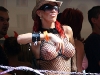 Enseñando tetas en la calle